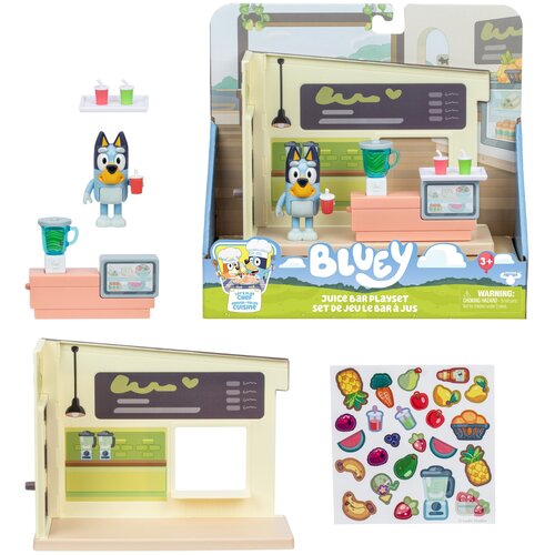 Zestaw do zabawy "Juice Bar Playset" z serii Bluey zawiera figurkę, blender, ladę z kasą oraz naklejki przedstawiające różne owoce i warzywa. Na opakowaniu widnieje napis "Bluey" oraz ostrzeżenie: "WARNING: CHOKING HAZARD - Small parts. Not for children u