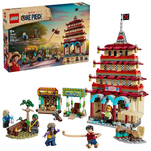 Zestaw LEGO 75638 One Piece Bitwa w Arlong Park przedstawia budynek z czerwonymi i beżowymi elementami oraz różne scenki z figurkami. Na opakowaniu widnieje napis "LEGO", "NETFLIX ONE PIECE", "9+", "75638", "Battle at Arlong Park", "926 pcs".