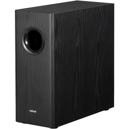 Czarny subwoofer z obudową z MDF o widocznej teksturze drewna, z okrągłym otworem basowym z przodu. Na dole obudowy znajduje się biały napis "EDIFIER".