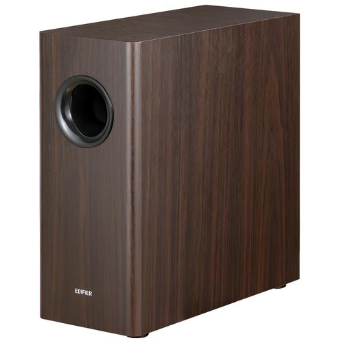 Brązowy subwoofer o prostokątnej obudowie z MDF, z widocznym okrągłym otworem basowym z przodu. Na dolnej części obudowy znajduje się biały napis "EDIFIER".