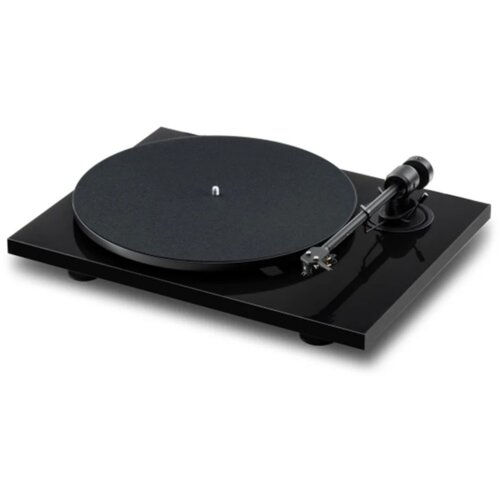 Czarny gramofon z błyszczącą podstawą, wyposażony w ramię z igłą oraz okrągły talerz. Produkt posiada manualny napęd paskowy i oferuje prędkości odtwarzania 33 i 45 obr./min.