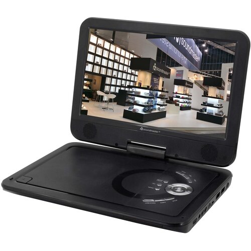 Czarny przenośny odtwarzacz DVD z otwartym ekranem, na którym wyświetlany jest obraz wnętrza nowoczesnego sklepu z elektroniką. Na obudowie widoczne jest logo "soundmaster", a poniżej ekranu znajdują się dwa głośniki.
