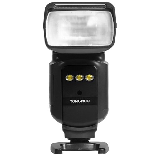 Czarna lampa błyskowa z trzema żółtymi diodami LED na przednim panelu, poniżej widoczny jest napis "YONGNUO". Lampa posiada przezroczysty dyfuzor na górze i jest zamontowana na podstawce.