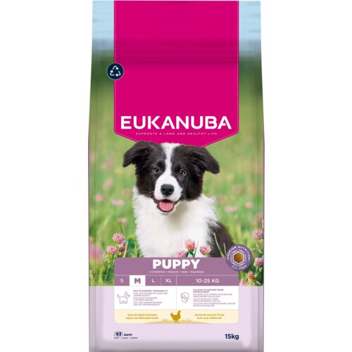 Opakowanie karmy dla psa EUKANUBA Puppy Medium Breed Kurczak 15 kg przedstawia zdjęcie szczeniaka na tle zielonej łąki z różowymi kwiatami. Na opakowaniu widnieje napis: "EUKANUBA SUPPORTS A LONG AND HEALTHY LIFE" oraz "PUPPY 1-12 MONTHS 10-25 KG", a takż