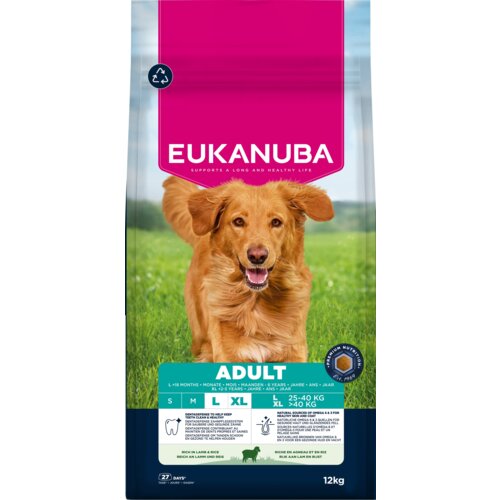 Opakowanie karmy dla psa marki EUKANUBA, przeznaczonej dla dorosłych psów dużych ras, o smaku jagnięciny, o wadze 12 kg. Na opakowaniu widoczny jest wizerunek psa na tle zielonej trawy oraz napisy informujące o przeznaczeniu karmy dla psów o wadze od 25 d