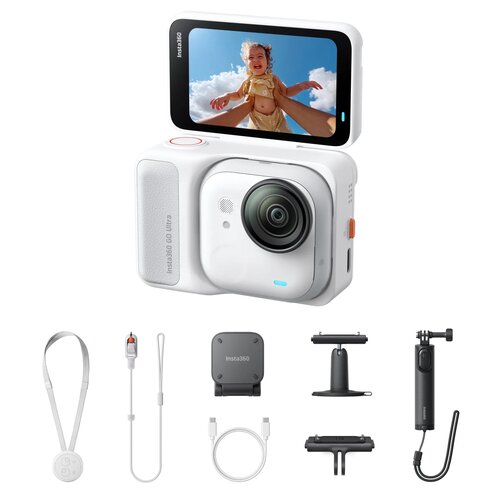 Biała kamera sportowa z wyświetlaczem pokazującym dziecko w złotej sukience na tle nieba, z napisem "Insta360 GO Ultra" na obudowie. Wokół kamery znajdują się akcesoria, takie jak uchwyty, kable i pilot, z widocznym logo "Insta360" na jednym z elementów.