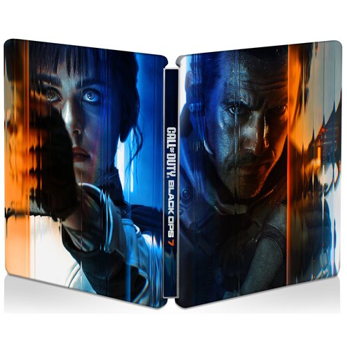 Okładka gry "Call of Duty: Black Ops 7 + Steelbook Edition Gra PS5" przedstawia dwie postacie, z których jedna jest po lewej stronie, a druga po prawej, z centralnie umieszczonym tytułem gry. Tło jest podzielone na niebieską i pomarańczową część, co tworz