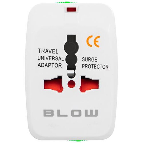 Biały adapter podróżny z widocznymi napisami: "TRAVEL UNIVERSAL ADAPTOR", "SURGE PROTECTOR" oraz logo "BLOW". Na adapterze znajduje się także oznaczenie "CE".