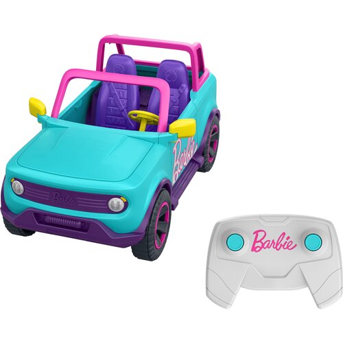 Zdalnie sterowany samochód w kolorach turkusowym, różowym i fioletowym z żółtymi lusterkami i kierownicą, z napisem "Barbie" na boku. Obok znajduje się biały pilot z różowym napisem "Barbie" i niebieskimi przyciskami.