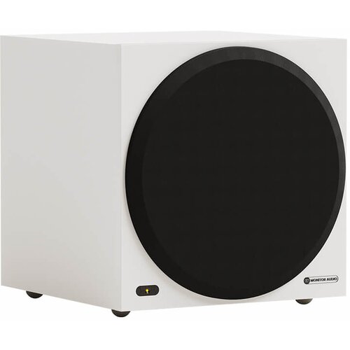 Biały subwoofer o prostej, sześciennej formie z dużą, czarną membraną na przedniej ścianie. W dolnym rogu widoczne jest logo "MONITOR AUDIO" oraz mała kontrolka świetlna.