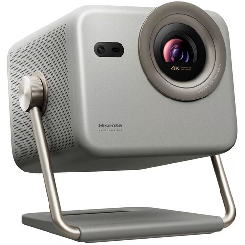 Srebrny projektor z widocznym obiektywem i napisem "4K powered by TI DLP®" oraz "CINEMA ON THE GO". Na obudowie znajduje się logo "Hisense" i napis "be boundless".