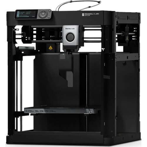 Czarna drukarka 3D z widocznym logo "Bambu Lab P1P" na górnej części obudowy oraz wyświetlaczem z przyciskami. Na platformie drukującej znajduje się napis "256 x 256 x 256 mm".