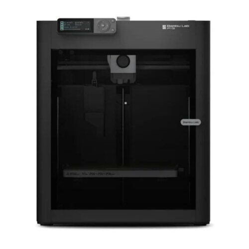 Na zdjęciu znajduje się czarna drukarka 3D z wyświetlaczem i przyciskami na górze. Na obudowie widoczne jest logo "Bambu Lab" oraz napis "P1S".