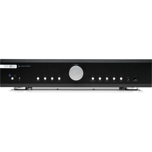 Czarny wzmacniacz z napisem "INTEGRATED AMPLIFIER B1XI" oraz "MUSICAL FIDELITY" na przednim panelu, z centralnie umieszczonym pokrętłem głośności i kilkoma przyciskami funkcyjnymi. Widoczne są także wejścia na słuchawki i inne urządzenia audio.
