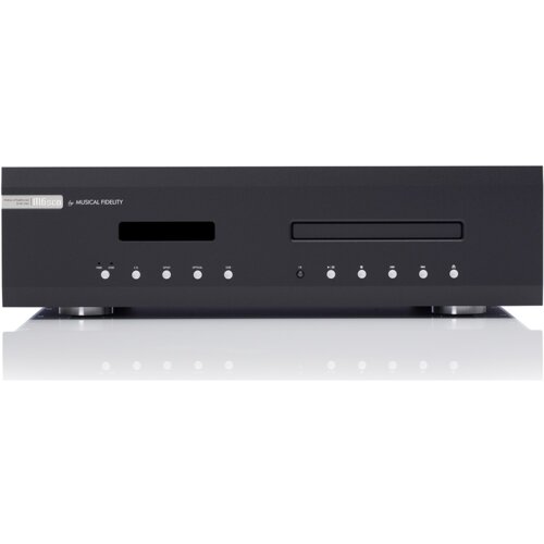 Czarny odtwarzacz CD z napisem "M6SCD by MUSICAL FIDELITY" na przednim panelu, posiada wyświetlacz, szczelinę na płyty oraz kilka przycisków funkcyjnych. Urządzenie stoi na dwóch srebrnych nóżkach.