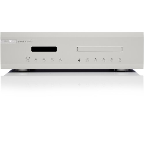 Srebrny odtwarzacz CD z napisem "M6scd by MUSICAL FIDELITY" na przednim panelu, posiada wyświetlacz, szczelinę na płyty oraz kilka przycisków funkcyjnych. Na urządzeniu widoczne są także oznaczenia przycisków i diody.