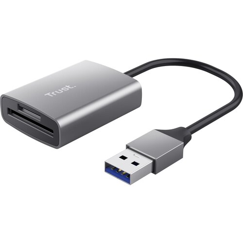 Srebrny czytnik kart z logo "Trust" na obudowie, wyposażony w krótki kabel zakończony wtykiem USB. Urządzenie posiada dwa widoczne sloty na karty pamięci.