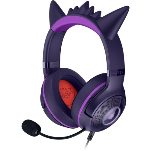 Fioletowe słuchawki nauszne z kocimi uszami i mikrofonem, z logo "RAZER" na pałąku oraz rysunkiem postaci na pomarańczowej poduszce nausznej. Na zewnętrznej stronie nausznika widoczny jest symbol przypominający sylwetkę postaci.