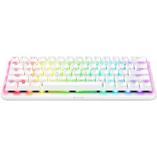 Biała klawiatura mechaniczna z podświetleniem RGB, na której widoczne są klawisze z oznaczeniami liter, cyfr i funkcji, a na obudowie znajduje się logo "RAZER".