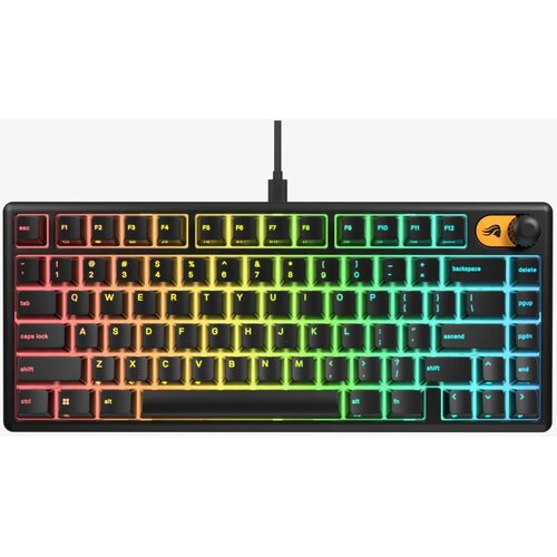 Na zdjęciu znajduje się klawiatura mechaniczna z podświetleniem RGB, układ klawiszy jest w formacie 75%, a w prawym górnym rogu widoczne jest logo producenta. Klawisze są podświetlone w kolorach tęczy, a na klawiaturze widoczne są standardowe oznaczenia k