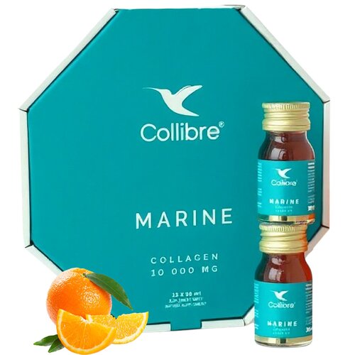 Ośmiokątne opakowanie w kolorze turkusowym z białym logo "Collibre" i napisem "MARINE COLLAGEN 10 000 MG" oraz dwie małe buteleczki z etykietą w tym samym kolorze. Na dole zdjęcia widoczna jest pomarańcza z liśćmi i plasterkami.