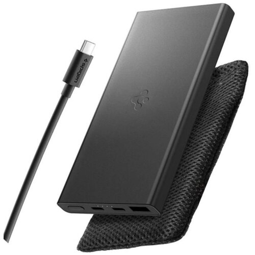 Czarny powerbank o prostokątnym kształcie z widocznym logo na powierzchni, obok którego znajduje się kabel z napisem "SPIGEN". Powerbank leży na czarnej, teksturowanej podkładce.