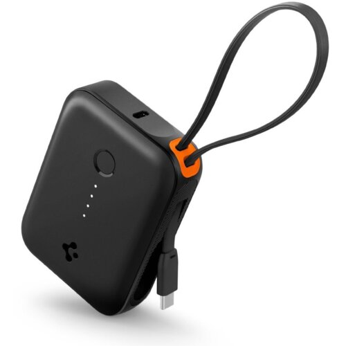 Czarny powerbank z zaokrąglonymi krawędziami, posiadający przycisk i cztery diody LED wskazujące poziom naładowania. Na obudowie widoczne jest logo producenta oraz pomarańczowy uchwyt z przymocowanym kablem.