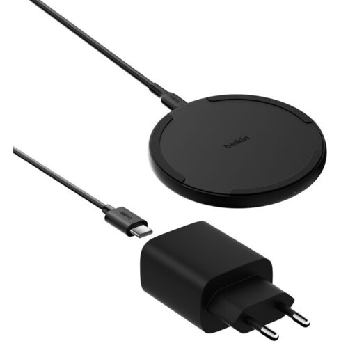 Czarna ładowarka indukcyjna z okrągłą podstawką, na której widnieje napis "belkin", połączona kablem z wtyczką USB-C, obok znajduje się czarny zasilacz z dwoma bolcami.