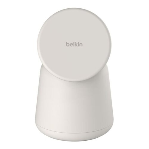 Kremowa ładowarka indukcyjna o nowoczesnym designie, z widocznym logo "belkin" na okrągłej powierzchni. Produkt ma gładką, matową teksturę i jest przeznaczony do ładowania urządzeń bezprzewodowo.