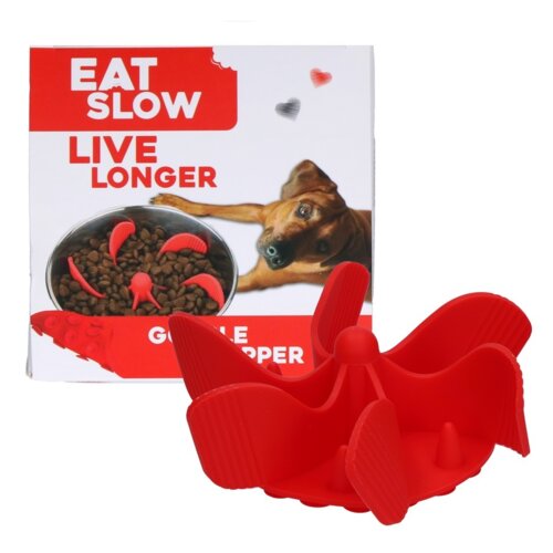 Czerwony wkład do miski o nieregularnym kształcie znajduje się przed opakowaniem z napisem "EAT SLOW LIVE LONGER" oraz zdjęciem psa i miski z karmą. Na opakowaniu widoczne są także małe serduszka w kolorach czerwonym i szarym.