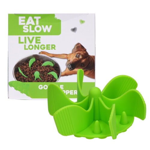 Zielony wkład do miski o falistym kształcie znajduje się przed opakowaniem z napisem "EAT SLOW LIVE LONGER" oraz zdjęciem psa i miski z karmą. Na opakowaniu widnieje również napis "GOBBLE STOPPER".