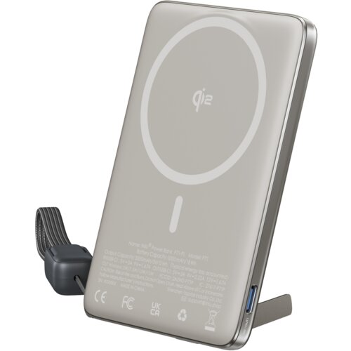 Tytanowy powerbank indukcyjny z widocznym logo "qi2" na powierzchni, posiada tekst informacyjny dotyczący modelu, pojemności baterii oraz certyfikatów CE, FCC, UKCA. Na boku urządzenia znajduje się port USB oraz przycisk z napisem "on", a z boku wystaje k