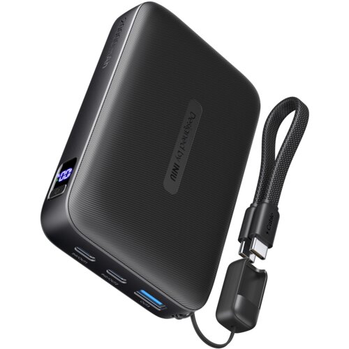 Czarny powerbank z widocznym napisem "Designed by INIU" oraz wyświetlaczem pokazującym poziom naładowania. Obok urządzenia znajduje się kabel z końcówką USB-C.