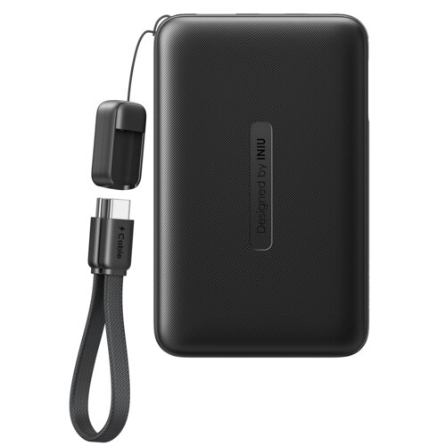 Czarny powerbank z napisem "Designed by INIU" na powierzchni, obok którego znajduje się czarny kabel z oznaczeniem "Cable" i mała osłona na złącze. Produkt ma teksturowaną powierzchnię i jest wyposażony w smyczkę.