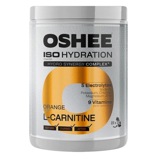 Pojemnik z napisem "OSHEE ISO Hydration Powder Hydro Synergy Complex" zawiera informacje o składnikach, takich jak 5 elektrolitów (sód, potas, chlorki, magnez, cynk) oraz 9 witamin. Na etykiecie widnieje również napis "Orange Flavour L-Carnitine" oraz ozn