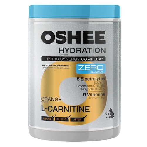 Pojemnik z napisem "OSHEE HYDRATION" zawiera informacje o produkcie izotonicznym w proszku o smaku pomarańczowym, z dodatkiem L-karnityny, pięcioma elektrolitami i dziewięcioma witaminami, oraz oznaczeniem "ZERO SUGAR". Na etykiecie widnieje także napis "