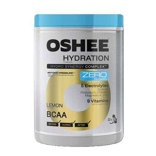 Pojemnik z niebieskim wieczkiem zawiera produkt OSHEE Hydration Powder z napisem "Hydro Synergy Complex" oraz "Zero Sugar". Na etykiecie widnieje informacja o 5 elektrolitach i 9 witaminach, a także smak cytrynowy i oznaczenie BCAA.