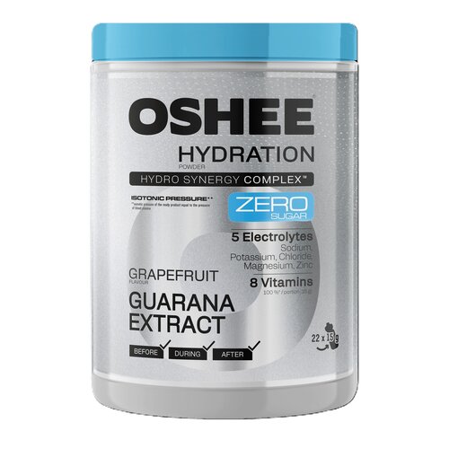 Pojemnik z niebieską pokrywką zawiera izotonik OSHEE Hydration o smaku grejpfrutowym z ekstraktem z guarany, oznaczony jako "ZERO SUGAR". Na etykiecie widnieją informacje o 5 elektrolitach (sód, potas, chlorek, magnez, cynk) oraz 8 witaminach, a także gra