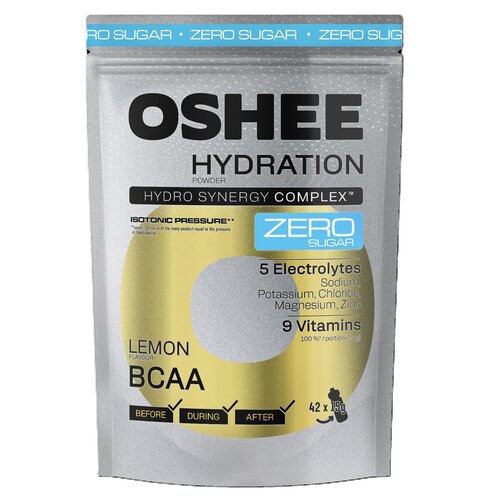 Opakowanie produktu "OSHEE Hydration" w kolorze srebrnym z niebieskim napisem "ZERO SUGAR" oraz informacjami o składnikach: 5 elektrolitów (sód, potas, chlorek, magnez, cynk) i 9 witamin. Na opakowaniu widnieje również napis "Lemon BCAA" oraz grafika suge