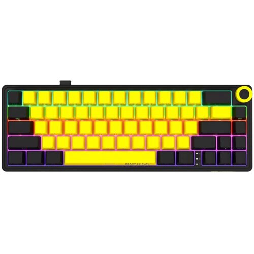Na zdjęciu znajduje się klawiatura w kolorach czarno-żółtym z podświetleniem RGB. Na dolnym klawiszu widoczny jest napis "READY TO PLAY".