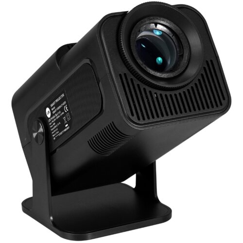 Czarny projektor z widocznym obiektywem i otworami wentylacyjnymi, umieszczony na podstawce. Na bocznej stronie znajduje się etykieta z napisem: "SMART PROJECTOR, Model: LP-K320, LIN, Full HD 1920x1080, Wi-Fi, Bluetooth, 300 ANSI lumen".