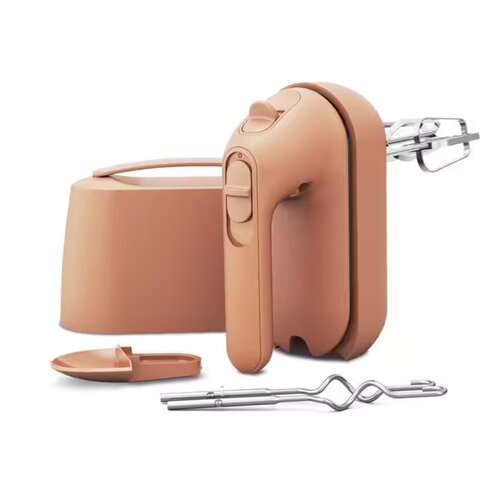Pomarańczowy mikser ręczny z metalowymi końcówkami do mieszania, obok którego znajduje się pojemnik i pokrywka w tym samym kolorze. Produkt ma ergonomiczny uchwyt i widoczne przyciski sterujące.