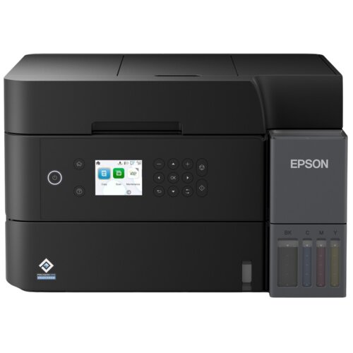 Czarne urządzenie wielofunkcyjne z wyświetlaczem i przyciskami na panelu przednim, z widocznym logo "EPSON" oraz pojemnikami na tusz oznaczonymi jako BK, C, M, Y. Na ekranie wyświetlają się ikony "Copy", "Scan" i "Maintenance".