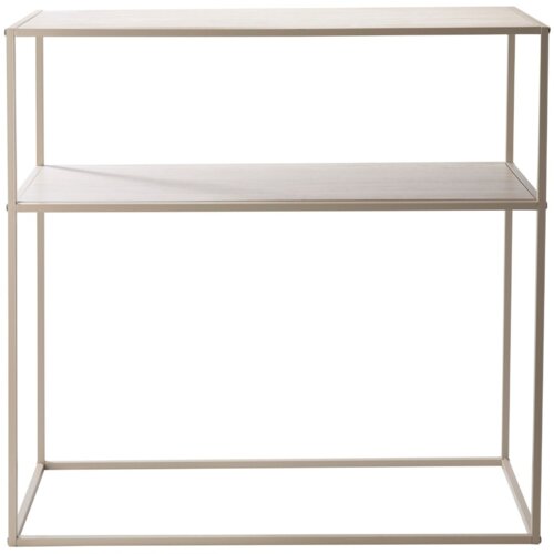 Na zdjęciu znajduje się konsola o prostokątnym kształcie, wykonana z jasnego materiału, z dwoma poziomymi półkami i metalową ramą. Produkt ma minimalistyczny design i piaskowy kolor.