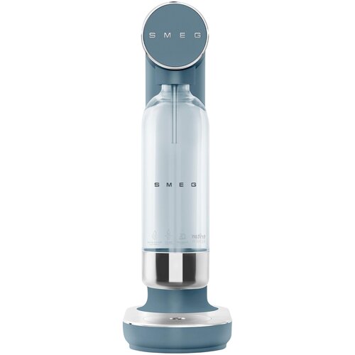 Na zdjęciu znajduje się niebieski saturator marki SMEG z przezroczystą butelką, na której również widnieje logo SMEG. Urządzenie ma elegancki, nowoczesny design z metalicznymi akcentami.