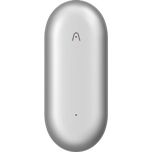 Srebrny dyktafon o owalnym kształcie z widocznym małym czerwonym punktem oraz symbolem przypominającym literę "A" na górnej części obudowy. Na dole znajduje się mały czarny punkt.