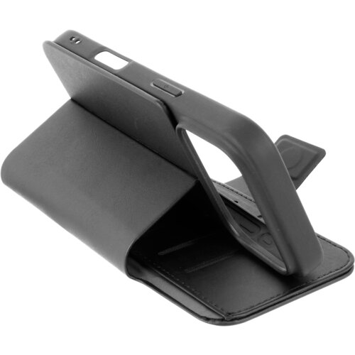 Czarne etui typu książkowego do telefonu, z widocznymi wycięciami na aparat i przyciski, oraz wewnętrznymi kieszonkami na karty. Etui jest otwarte i ustawione w pozycji stojącej.