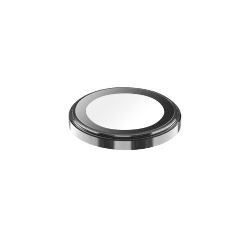 Na zdjęciu widoczny jest okrągły element przypominający szkło hartowane z metaliczną obwódką. Produkt jest przeznaczony do ochrony obiektywu aparatu w telefonie.