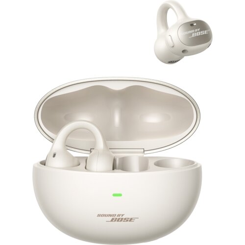 Białe słuchawki douszne z etui ładującym, na którym widnieje napis "SOUND BY BOSE" oraz zielona dioda. Jedna słuchawka jest pokazana osobno, również z napisem "SOUND BY BOSE".
