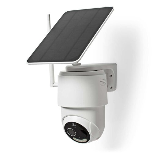 Biała zewnętrzna kamera z panelem słonecznym zamontowana na ścianie. Kamera posiada okrągły obiektyw oraz antenę, a na jej powierzchni widoczne są otwory wentylacyjne.